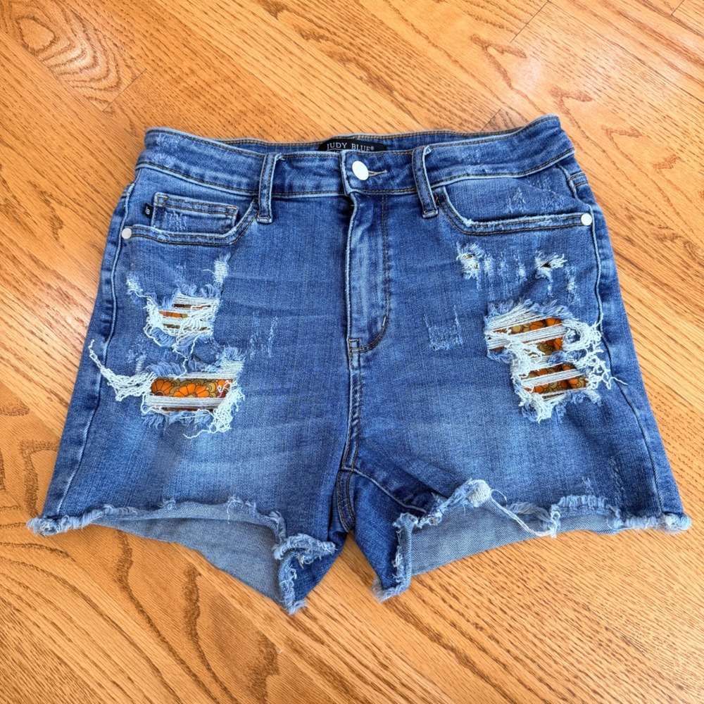 Judy Blue Distressed Retro Floral Patch Denim Shorts Medium Wash JB150135 Size M